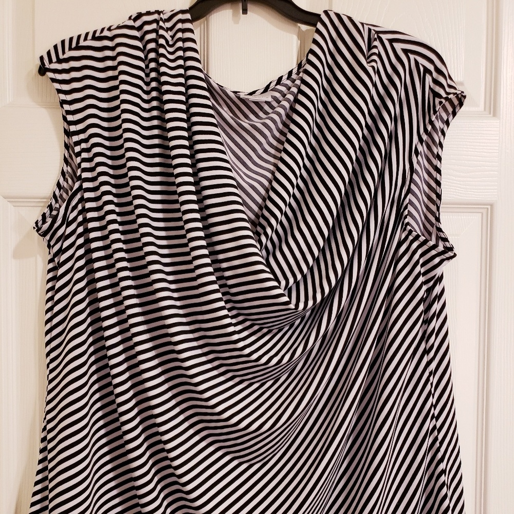 🔥3/$25🔥Striped Top with Gorgeous Neckline